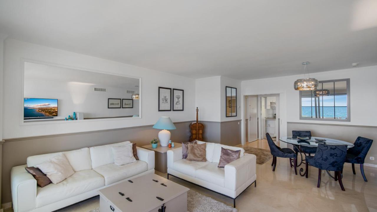 Beach-Line Apartment With 3 Bedrooms In Estepona Eksteriør billede