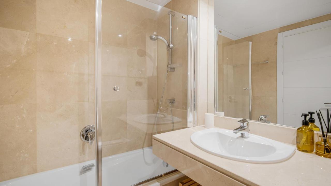 Beach-Line Apartment With 3 Bedrooms In Estepona Eksteriør billede