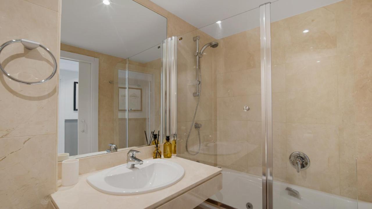 Beach-Line Apartment With 3 Bedrooms In Estepona Eksteriør billede