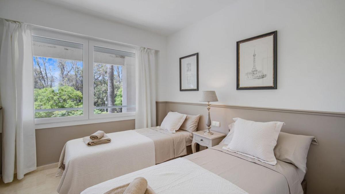 Beach-Line Apartment With 3 Bedrooms In Estepona Eksteriør billede